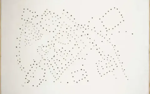 Un concepto espacial de puntos y estrellas que forman constelaciones abstractas, evocando la espera y la inmensidad.