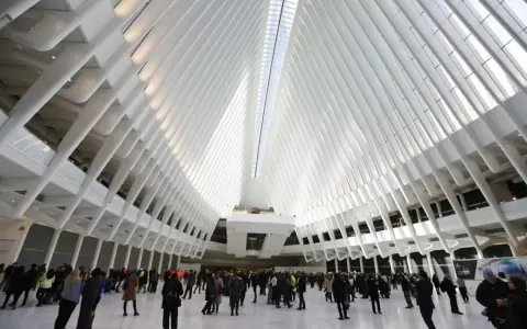 El Oculus de Nueva York, obra maestra del arquitecto Calatrava, deslumbra con su diseño futurista y su gran afluencia de público.