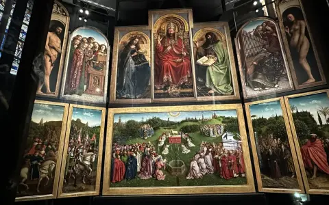 Retablo con escenas religiosas, detallado y vibrante, que muestra las características del arte gótico: figuras solemnes, arquitectura detallada y simbolismo profundo.