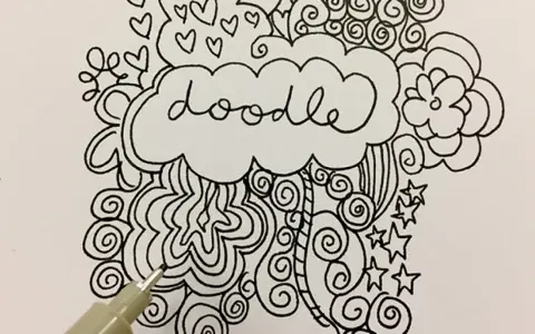 Un bolígrafo dibuja divertidos dibujos abstractos fáciles con corazones, espirales y estrellas.