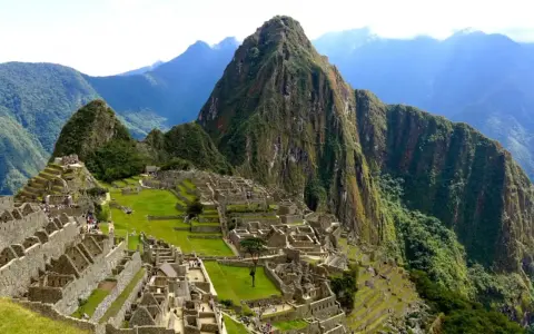 Impresionante vista de Machu Picchu, la ciudadela inca en lo alto de los Andes. Descubre qué es el Machu Picchu y su misterio.