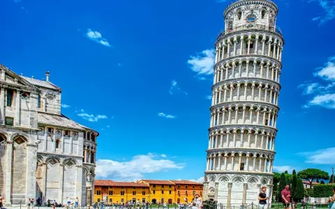 La Torre de Pisa, con su inclinación única, es un icono de Italia. Descubre curiosidades de la Torre de Pisa mientras paseas por la plaza.