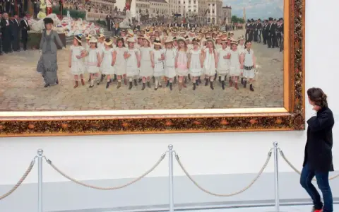 Una mujer observa un cuadro de niños desfilando en los Museos Reales de Bellas Artes de Bélgica.