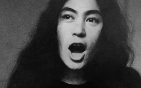 Primer plano de Yoko Ono con la boca abierta, una imagen icónica de sus obras de arte.