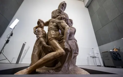 La Piedad de Bernini, una escultura de mármol que representa a Cristo muerto en brazos de María, con otras figuras.