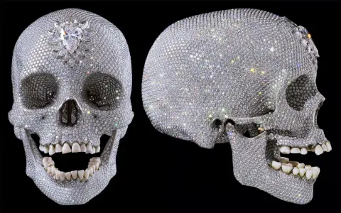 Cráneo cubierto de diamantes, ¡por el amor de Dios! Brilla intensamente con miles de gemas incrustadas, mostrando una opulencia deslumbrante.