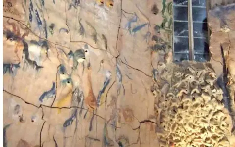 Detalle de la obra de Miquel Barceló en La Seu, con figuras abstractas y una ventana.
