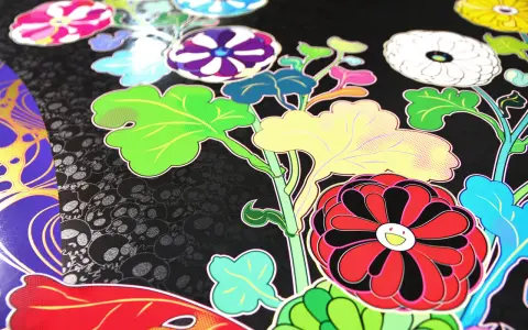 Flores vibrantes y hojas verdes sobre un fondo negro con calaveras, un estilo característico de las obras de Takashi Murakami.