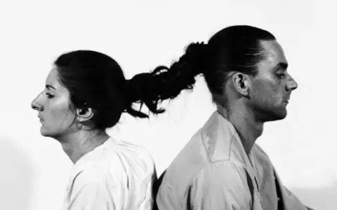 Obras de arte de Marina Abramović: mujer y hombre unidos por el pelo, mirándose en direcciones opuestas.