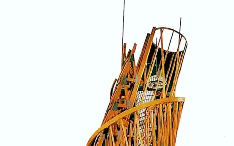 El monumento a la Tercera Internacional, una estructura inclinada de madera y metal, se alza contra un fondo blanco.