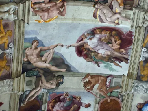 Detalle de las obras de Miguel Ángel en la Capilla Sixtina, destacando la creación de Adán y otras figuras bíblicas.