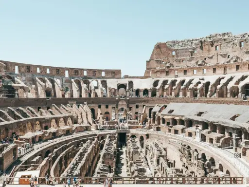 Vista del Coliseo romano, con las ruinas de la arena y las gradas. Imagina donde se sentaba el emperador en el coliseo, observando los juegos.