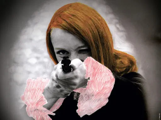 Mujer pelirroja apunta con una pistola, con toques rojos en su ropa, evocando las audaces obras de arte de Niki de Saint Phalle.
