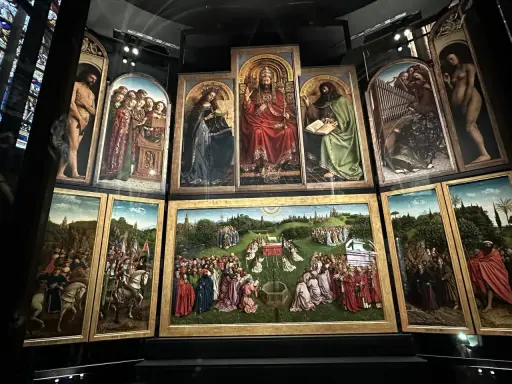 Retablo con escenas religiosas, detallado y vibrante, que muestra las características del arte gótico: figuras solemnes, arquitectura detallada y simbolismo profundo.