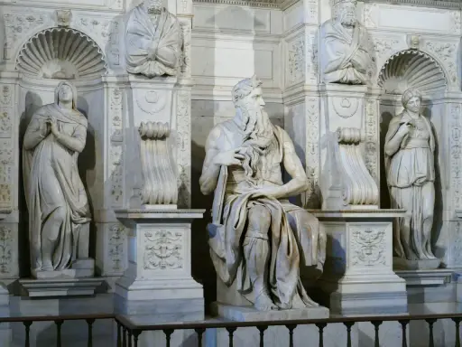 Escultura de Moisés en San Pietro in Vincoli, Roma. La obra maestra de Miguel Ángel, con figuras a los lados.