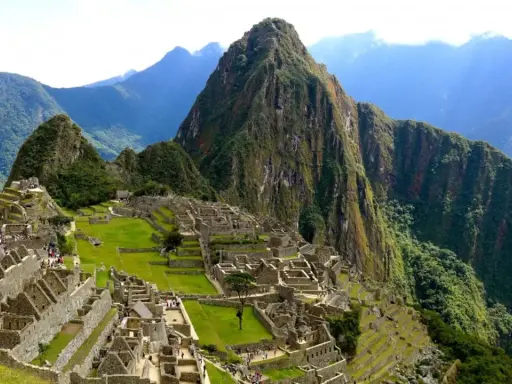 Impresionante vista de Machu Picchu, la ciudadela inca en lo alto de los Andes. Descubre qué es el Machu Picchu y su misterio.
