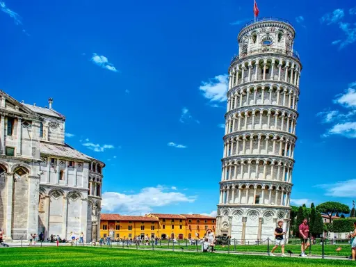 La Torre de Pisa, con su inclinación única, es un icono de Italia. Descubre curiosidades de la Torre de Pisa mientras paseas por la plaza.