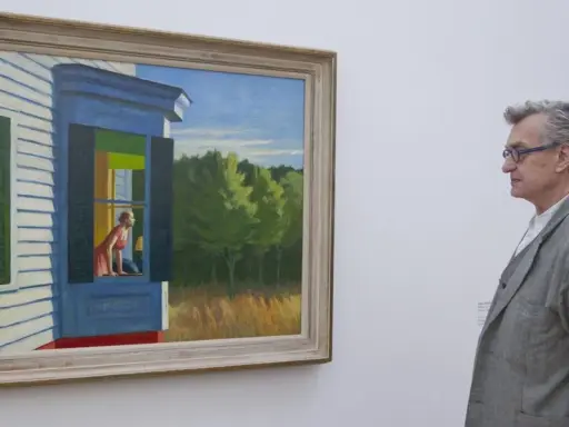 Un hombre contempla "Habitación de hotel" de Edward Hopper, una mujer mira por la ventana de una casa.