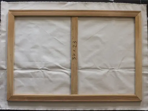 Detalle del reverso de un lienzo de 34x23 pulgadas sobre bastidor de madera, listo para aprender como tensar un lienzo.
