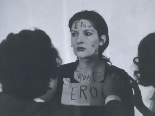 Marina Abramović en "Rhythm 0", con "END" escrito en su frente y "WOMAN ERO" en su pecho.