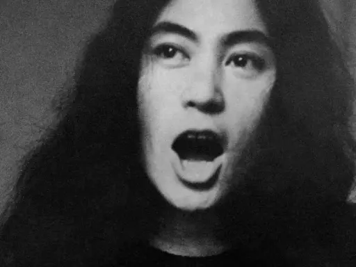 Primer plano de Yoko Ono con la boca abierta, una imagen icónica de sus obras de arte.