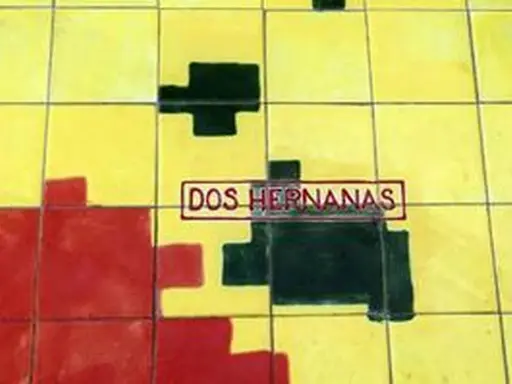 Un mosaico de azulejos amarillos, rojos y negros con el texto "DOS HERNANAS" en un recuadro.