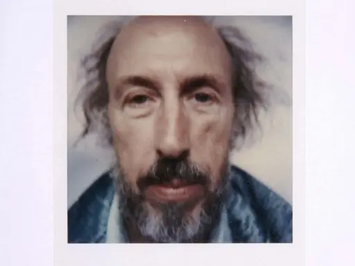 Retrato de un hombre con barba y cabello revuelto, estilo richard hamilton pop art.
