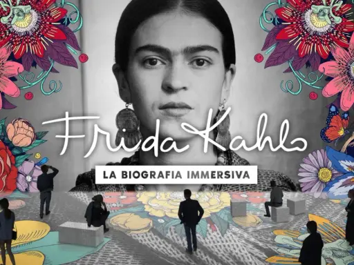 Retrato de Frida Kahlo rodeado de flores vibrantes. La imagen promociona "La Biografía Inmersiva", invitando a descubrir quién fue Frida Kahlo.