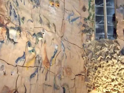 Detalle de la obra de Miquel Barceló en La Seu, con figuras abstractas y una ventana.