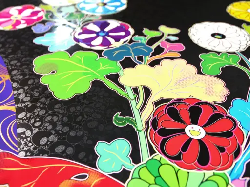 Flores vibrantes y hojas verdes sobre un fondo negro con calaveras, un estilo característico de las obras de Takashi Murakami.