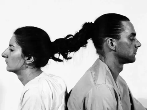 Obras de arte de Marina Abramović: mujer y hombre unidos por el pelo, mirándose en direcciones opuestas.