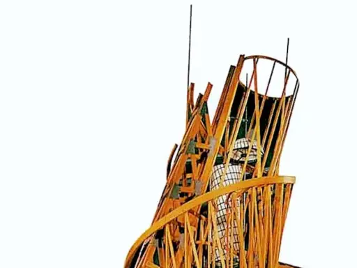 El monumento a la Tercera Internacional, una estructura inclinada de madera y metal, se alza contra un fondo blanco.