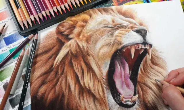 Impresionantes dibujos de animales realistas a color, un león rugiendo con detalle asombroso, rodeado de lápices de colores.