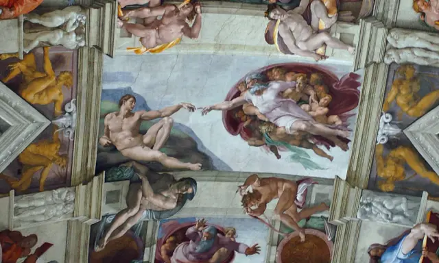 Detalle de las obras de Miguel Ángel en la Capilla Sixtina, destacando la creación de Adán y otras figuras bíblicas.