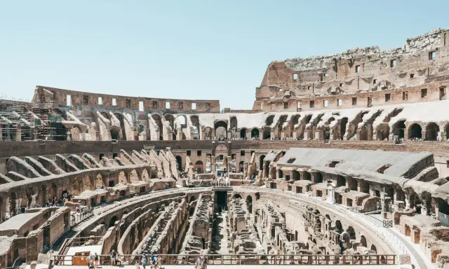 Vista del Coliseo romano, con las ruinas de la arena y las gradas. Imagina donde se sentaba el emperador en el coliseo, observando los juegos.
