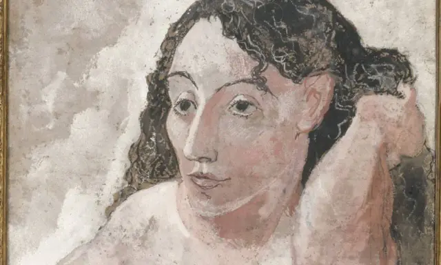 Retrato de mujer con cabello rizado oscuro, característico de la etapa rosa de Picasso.