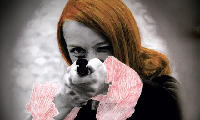 Mujer pelirroja apunta con una pistola, con toques rojos en su ropa, evocando las audaces obras de arte de Niki de Saint Phalle.