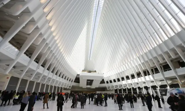 El Oculus de Nueva York, obra maestra del arquitecto Calatrava, deslumbra con su diseño futurista y su gran afluencia de público.