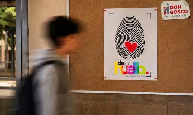 Cartel de "Deja Huella" de Fundación Don Bosco, con una huella dactilar y corazón rojo. Inspiración para cuentos para adolescentes.