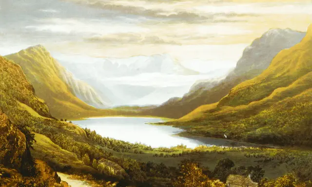 Un lago sereno entre montañas doradas, ideal para paisajes para dibujar realistas. Nubes tenues y una casa solitaria añaden detalle.