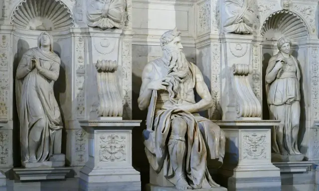 Escultura de Moisés en San Pietro in Vincoli, Roma. La obra maestra de Miguel Ángel, con figuras a los lados.