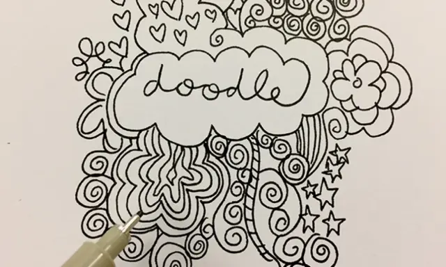 Un bolígrafo dibuja divertidos dibujos abstractos fáciles con corazones, espirales y estrellas.
