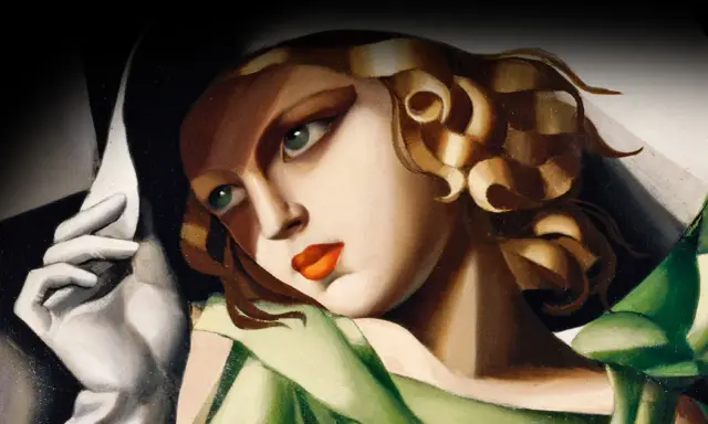 Retrato de mujer con sombrero y guantes blancos, al estilo de Tamara de Lempicka. Ojos verdes intensos y labios rojos vibrantes.