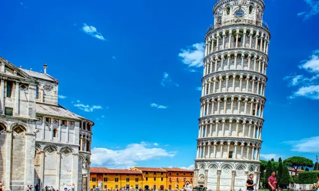 La Torre de Pisa, con su inclinación única, es un icono de Italia. Descubre curiosidades de la Torre de Pisa mientras paseas por la plaza.