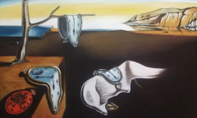 Relojes blandos, un paisaje desolado y una figura extraña, todo evoca el surrealismo de Salvador Dalí.