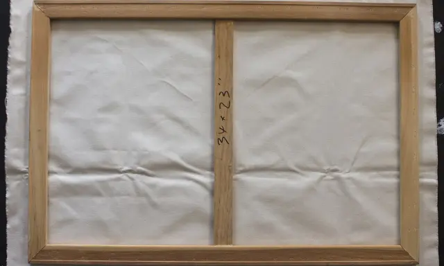Detalle del reverso de un lienzo de 34x23 pulgadas sobre bastidor de madera, listo para aprender como tensar un lienzo.