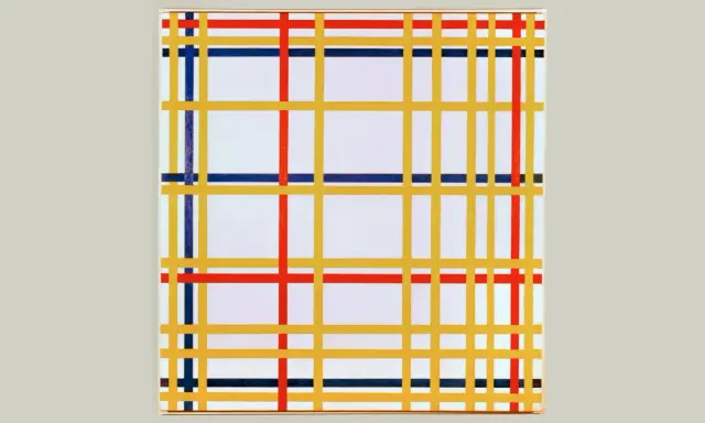 Composición abstracta con líneas amarillas, rojas y azules creando un patrón de movimiento en squares sobre fondo blanco.