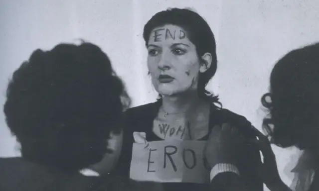 Marina Abramović en "Rhythm 0", con "END" escrito en su frente y "WOMAN ERO" en su pecho.
