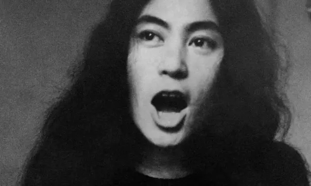 Primer plano de Yoko Ono con la boca abierta, una imagen icónica de sus obras de arte.