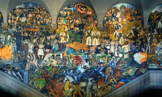 Detalle de los **Diego Rivera murales** que narran la historia de México, con escenas de batallas, figuras históricas y símbolos nacionales.